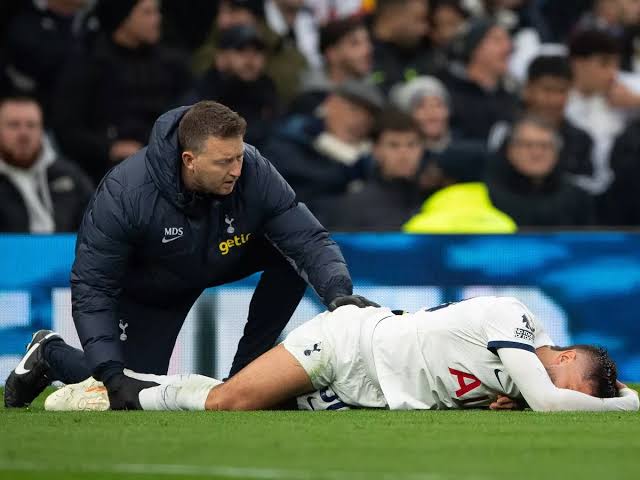 Read more about the article Micky van de Ven provides injury update after suffering knee problem during Tottenham win on Saturday